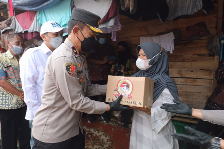 3.000 Paket Sembako Disalurkan ke Bantargebang