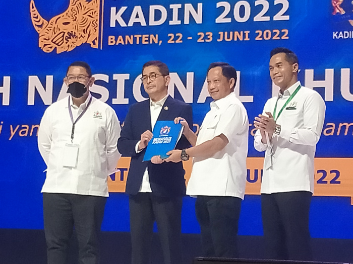  Ketua umum Kadin Indonesia, Arsjad Rasjid, bersama Menteri Dalam Negeri, Tito Karnavian, dalam menggelar Musyawarah Nasional Khusus (Munassus) di ICE BSD, Kabupaten Tangerang. Medcom.id/ Hendrik Simorangkir