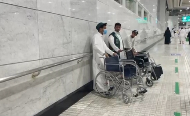Masjidil Haram Sediakan Jasa Pendorong Kursi Roda untuk Tawaf dan Sai