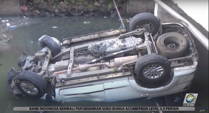 Minibus Tercebur Masuk Kali Akibat Sopir Sibuk Ambil Ponsel