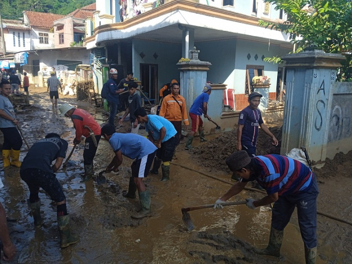 Warga Terdampak Banjir Bandang Bogor Mulai Bersihkan Rumah