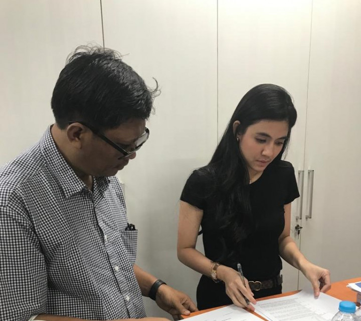 DJ Una Serahkan Bukti Transfer Dana ke DNA Pro