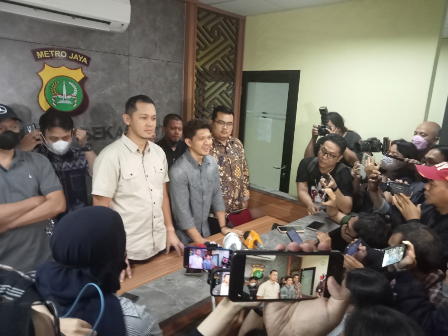 Aktor Laga, Iko Uwais di Mapolres Metro Bekasi Kota, Jumat, 17 Juni 2022. Medcom.id/ Antonio