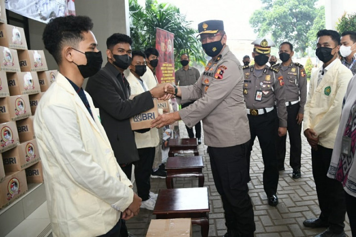 Ribuan Paket Bantuan Disalurkan ke Mahasiswa Perantauan