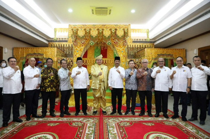 Resmikan Masjid Tanjak, Menko Airlangga Disambut Tepuk Tepung Tawar