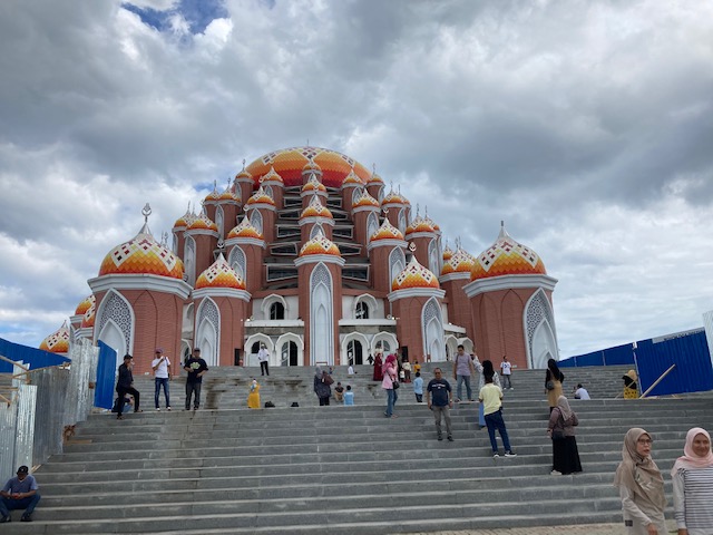 Intip Megahnya Masjid 99 Kubah Makassar