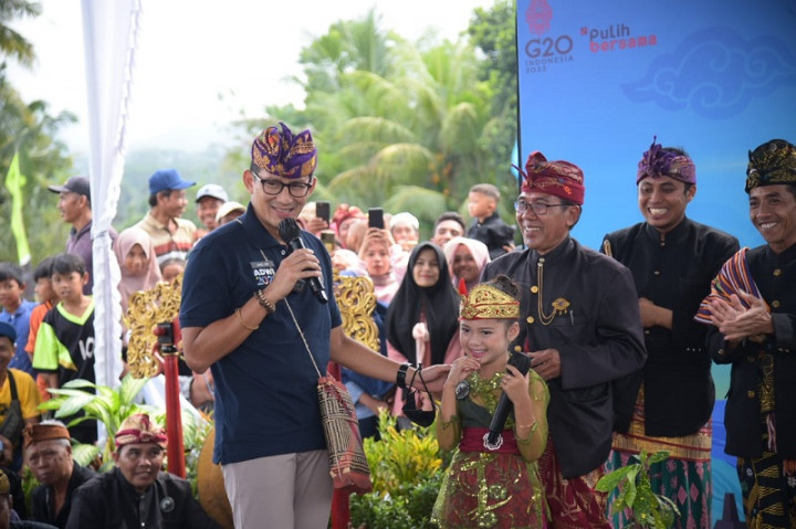 Sandiaga Apresiasi Dalang Cilik di Desa Wisata Buwun Sejati