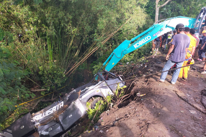 Foto Terpopuler: Bus Wisata Terjun ke Jurang di Tasikmalaya hingga Jembatan Terpanjang di Bangladesh Diresmikan