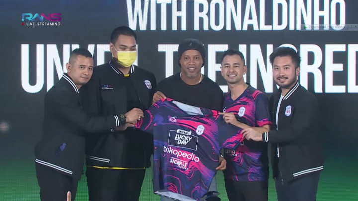 Malam Ini, Berikut <i>Link Live Streaming</i> Ronaldinho Main di Trofeo Lawan Arema dan Persik