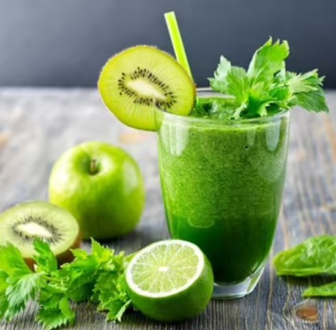Buat smoothie dari campuran aple dengan daun selederi yang segar yuk! (Foto: Dok. Endeus TV)