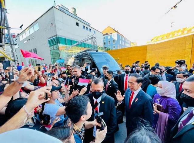 Tiba di Jerman, Jokowi Disambut Sebuket Kembang dan Kemeriahan Masyarakat Indonesia
