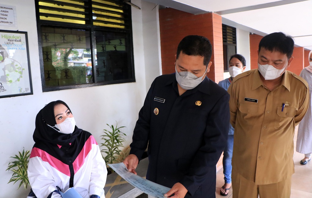 Wali Kota Tangerang Arief R Wismansyah saat meninjau PPDB di SMP Negeri 1 Kota Tangerang. 