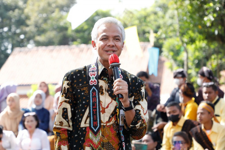 Ganjar Borong Baju Karya Siswa di Borobudur Student Festival