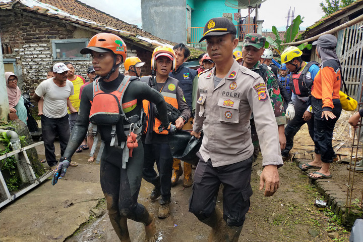 Proses Evakuasi Korban Bus Masuk Jurang di Tasikmalaya