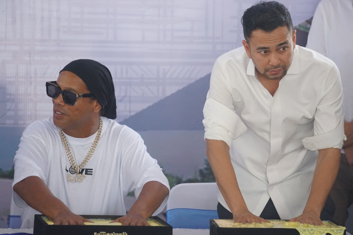 Ronaldinho Tinggalkan Cap Tangan di Proyek Pembangunan RANS Prestige Sportstainment