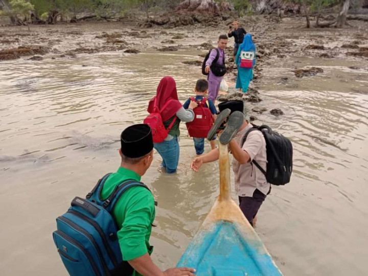 Bantu Perahu Gratis untuk Siswa ke Sekolah Demi Menjemput Masa Depan Cerah