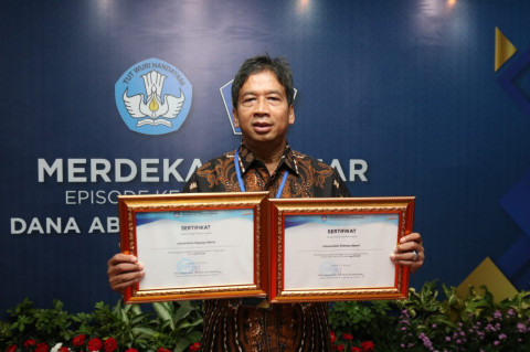 UNS Raih 2 Penghargaan Indikator Kinerja Utama dari Kemendikbudristek