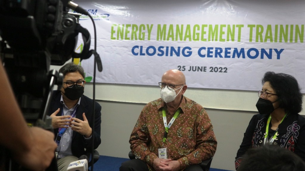 Vice Rector for Academic Affairs Dr. Irvan Setiadi Kartawiria, S.T., M.Sc; Head Training & Education Departement Hardy Hoffman; Coordinator of Sustainable Energy and Environment Dr. -Ing. Evita H. Legowo (Foto:Dok)
