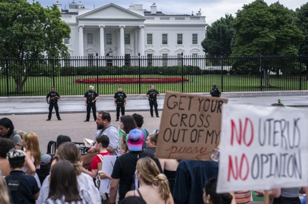Puluhan demonstran pro aborsi berunjuk rasa di sekitar Gedung Putih, Washington, AS, 26 Juni 2022. (Nathan Howard / Getty / AFP)