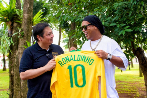 Bincang dengan Ronaldinho, Menko Airlangga Ingatkan Pentingnya Pembinaan Atlet Sejak Dini