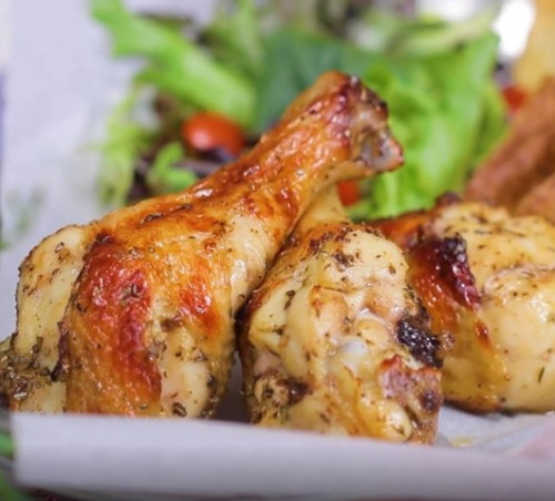 Bagaimana cara bikin grilled cajun chicken? Simak cara buatnya dari Endeus TV ini yuk! (Foto: Dok. Endeus TV)