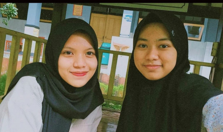 Bahagia Tak Terkira, Sepasang Sahabat SMA Fira dan Zahdina Sama-sama Lolos SBMPTN Undip