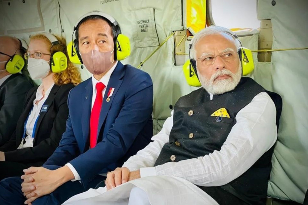 Jokowi Naik Helikopter Militer Bareng PM India ke Lokasi KTT G7