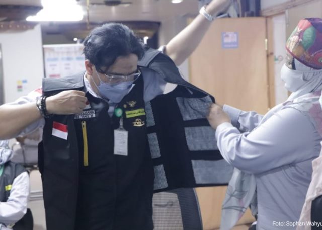 Terdapat rompi penurun suhu untuk menolong pasien dengan kondisi heat stroke pada jemaah haji Indonesia. (Foto: Dok. Sophan Wahyu/Birkom Kemenkes)