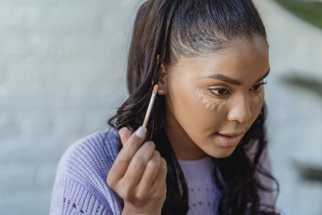 Ini cara cepat menghilangkan si mata panda dengan concealer. (Foto: Ilustrasi/Pexels.com)