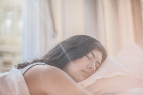 Ini posisi tidur yang paling baik untuk meringankan batuk gejala covid-19. (Foto: Ilustrasi/Pexels.com)