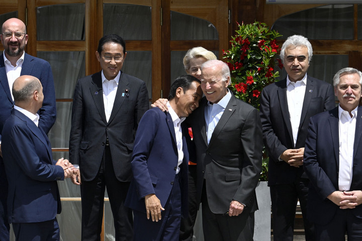 Momen Joe Biden Rangkul Jokowi Saat Sesi Foto KTT G7