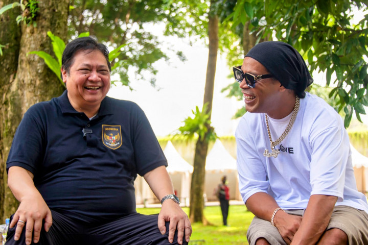 Menko Airlangga dan Ronaldinho Satu Pemikiran Soal Pengembangan Sepak Bola