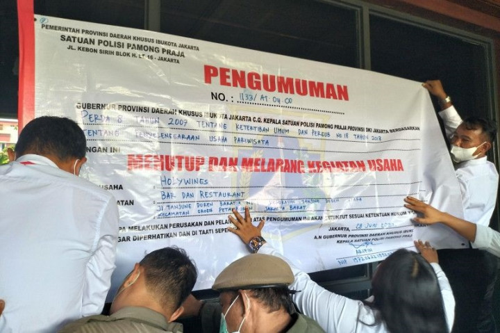 Ditutup, Satpol PP Jakbar Pelototi Terus Holywings Tanjung Duren