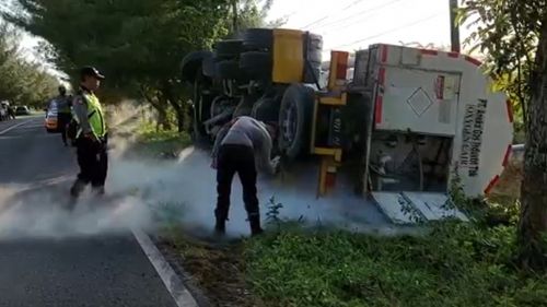 Truk Tangki Oksigen Medis Terguling di Sumenep