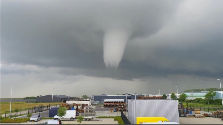 Langka, Tornado Hantam Belanda dan Tewaskan Satu Orang