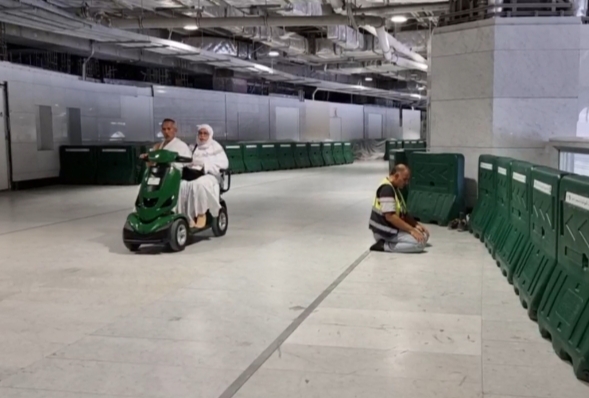 Uniknya Bertawaf dengan Skuter di Masjidil Haram