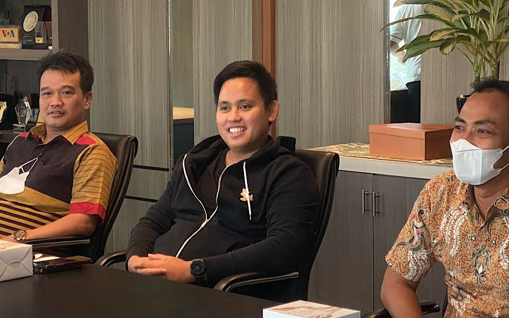 Bupati Kendal Dico Ganinduto (hoodie hitam) saat bersilaturahmi dengan jajaran Media Group/Medcom.id/Theo