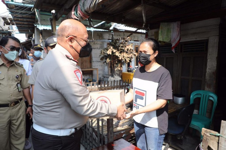 Polri Salurkan 4.700 Paket Sembako ke Warga Kalibaru