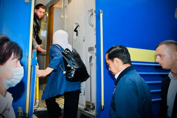 Momen Jokowi Menuju Kyiv Menggunakan Kereta Luar Biasa