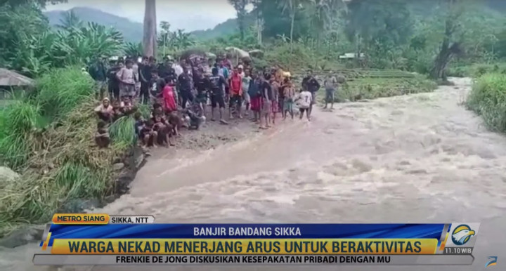 Warga Sikka Nekat Terjang Arus Usai Akses Putus