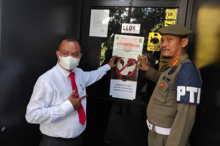 Satpol PP Segel Holywings Forest Bekasi