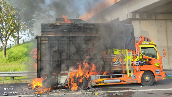 Truk Pengangkut Buah Terbakar di Tol Cipali