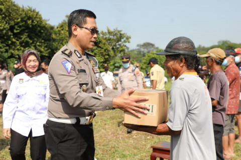 HUT ke-76 Bhayangkara, Korlantas Polri Bagikan Paket Bansos di Pandeglang