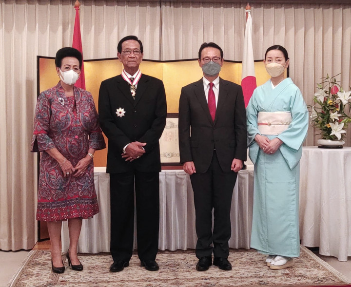 Japanese Emperor Presents Medal of Merit to Sultan Hamengku Buwono X