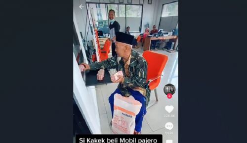 Viral, Kakek Beli Pajero Sport Pakai Uang Tunai Sekarung
