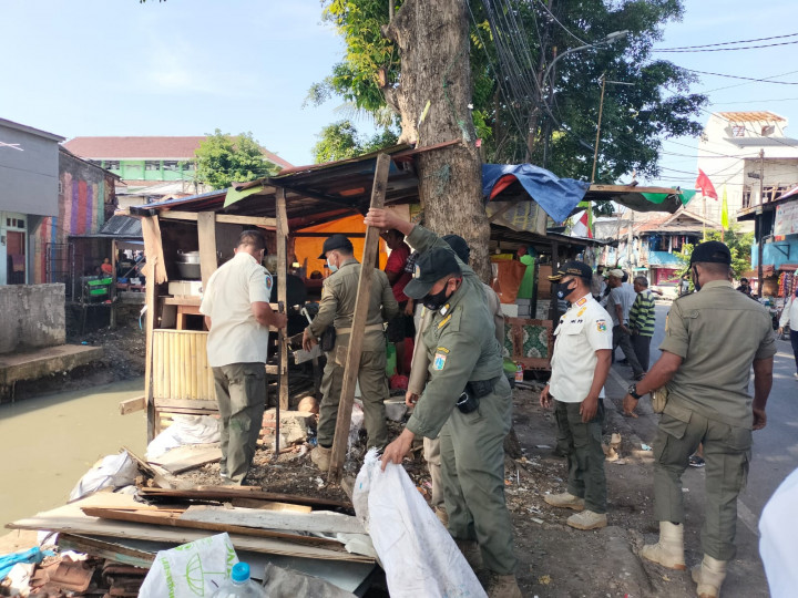 Lurah Tanah Tinggi Tertibkan Bertahap Bangunan Liar di Bantaran Kali Sentiong