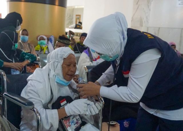 Di KKHI Makkah, tepatnya di poli risti tim dokter melakukan pelayanan yang rata-rata mereka mengalami penyakit jantung.  (Foto: Dok. Birkom Kemenkes)