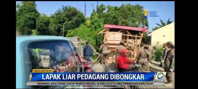Satpol PP Depok Bongkar 20 Lapak Liar PKL di Cipayung