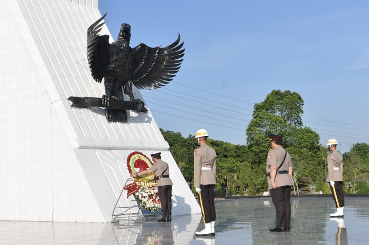 Jelang HUT Bhayangkara, Polri Ziarah di TMP Kalibata dan Makam Giri Tama