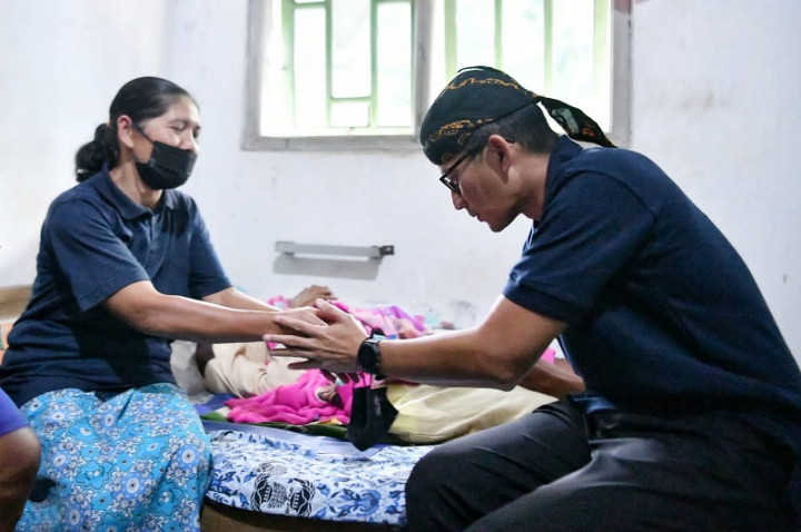 Menparekraf Beri Modal Usaha untuk Warga Desa Wisata Semen